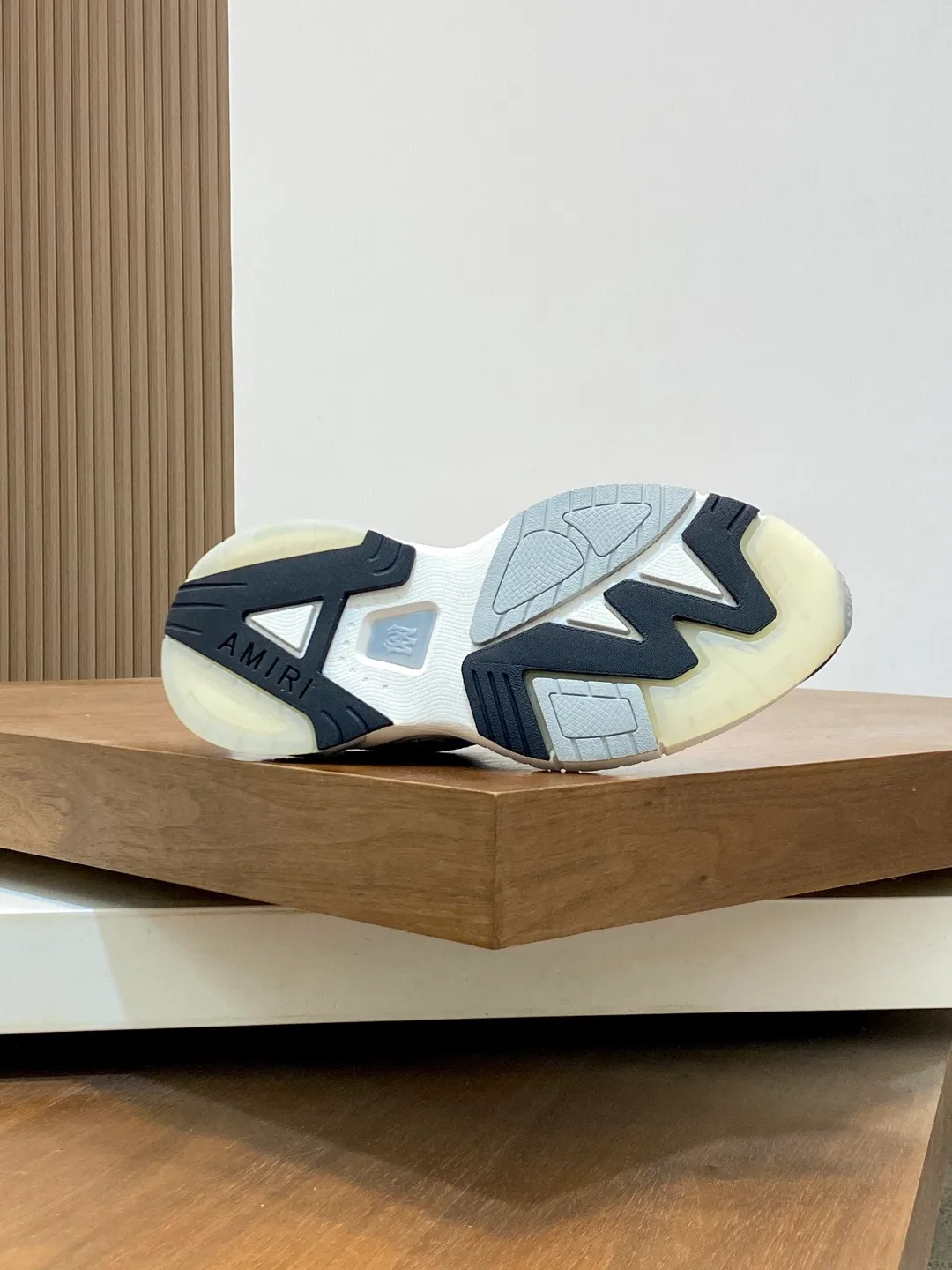 💰740 AMIRI's new men's casual sports shoes, made of first-layer cowhide leather uppers and spliced ​​with original breathable mesh, rich in three-dimensionality, contrasting color design, simple style, fashionable and sporty, breathable mesh lining, original ultra-light outsole, a must-have item for daily leisure! Size: 38-45 (38, 45 customized)